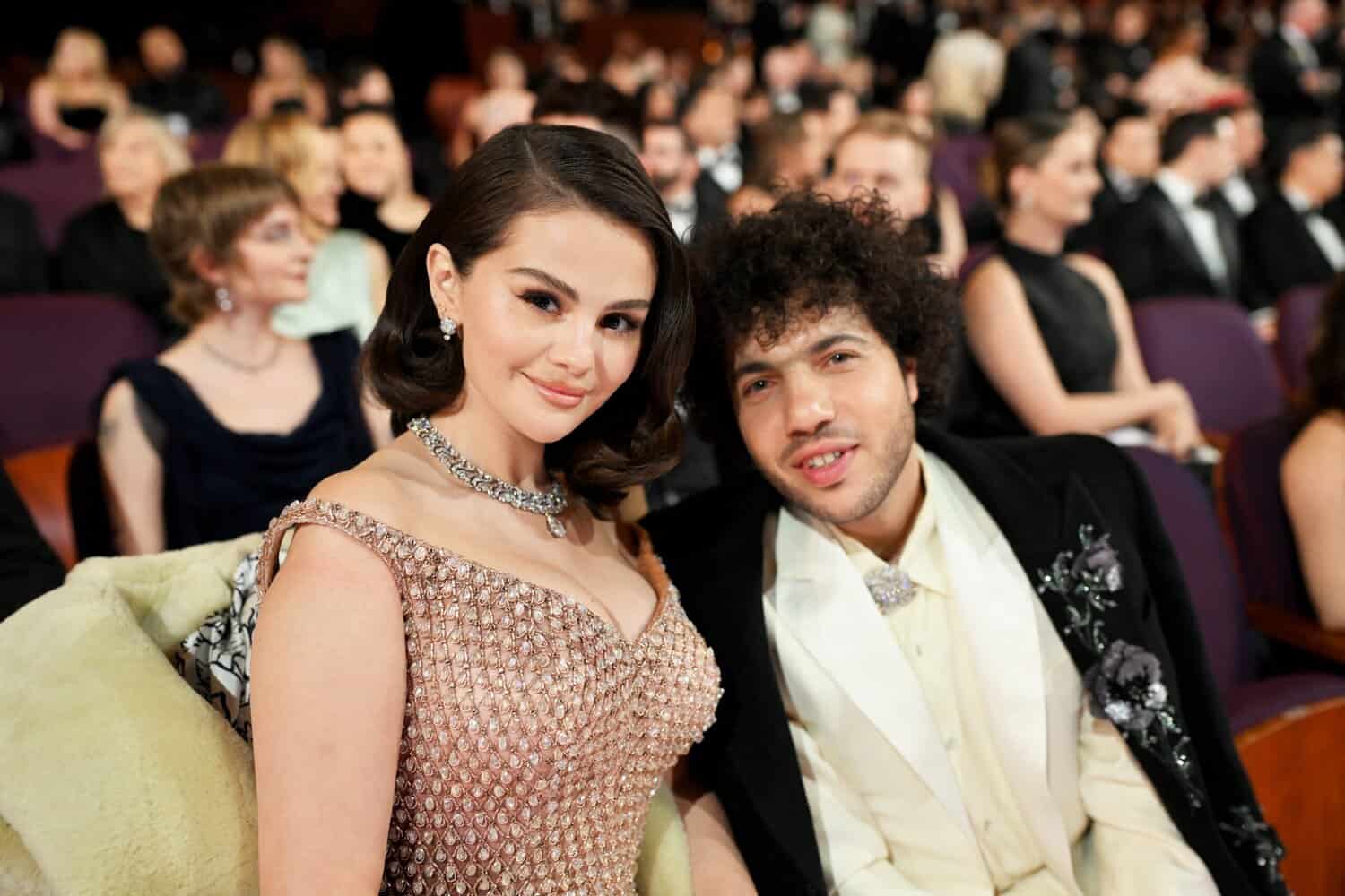 Selena Gomez και Benny Blanco: Το Ρομαντικό Νυφικό, το Σμόκιν και η Τρυφερή Στιγμή που Έλιωσε το Διαδίκτυο