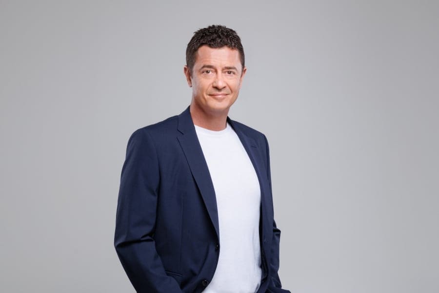 Αντώνης Σρόιτερ: Τα σχόλια για τα «βαμμένα» μαλλιά, ο αυστηρά cool μπαμπάς και η Μπούκη