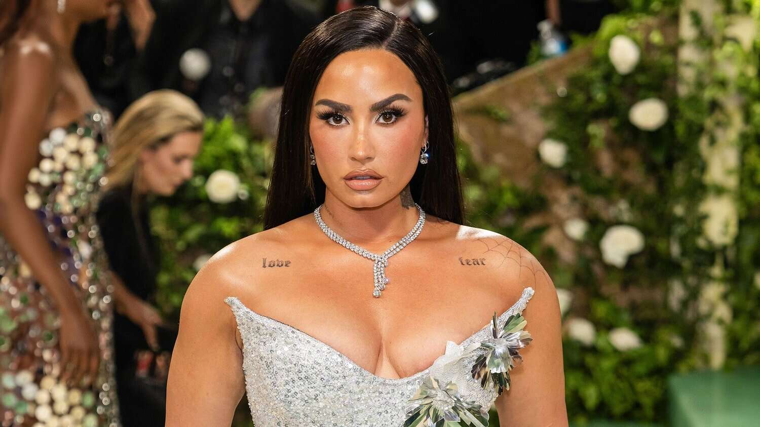 Tα «Ghost Jelly» νύχια της Demi Lovato αντικαθιστούν τα κλασικά ουδέτερα ημιδιάφανα βερνίκια
