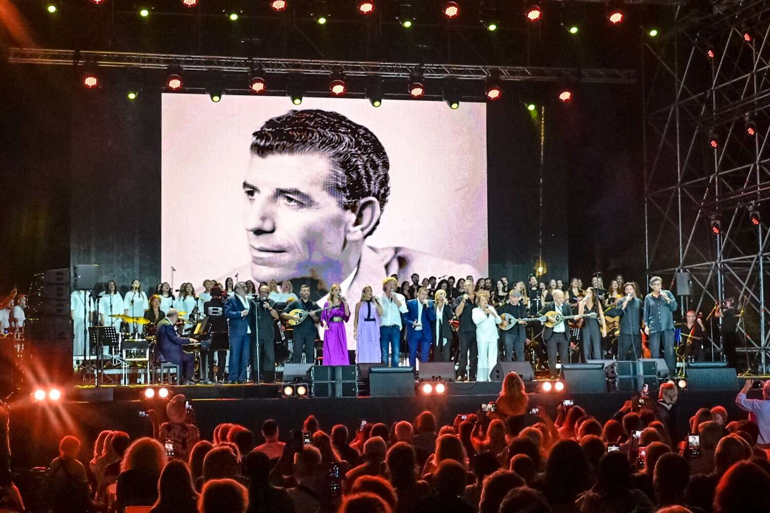 Πλημμύρισε το Καλλιμάρμαρο για τη συναυλία-αφιέρωμα στον Μπιθικώτση