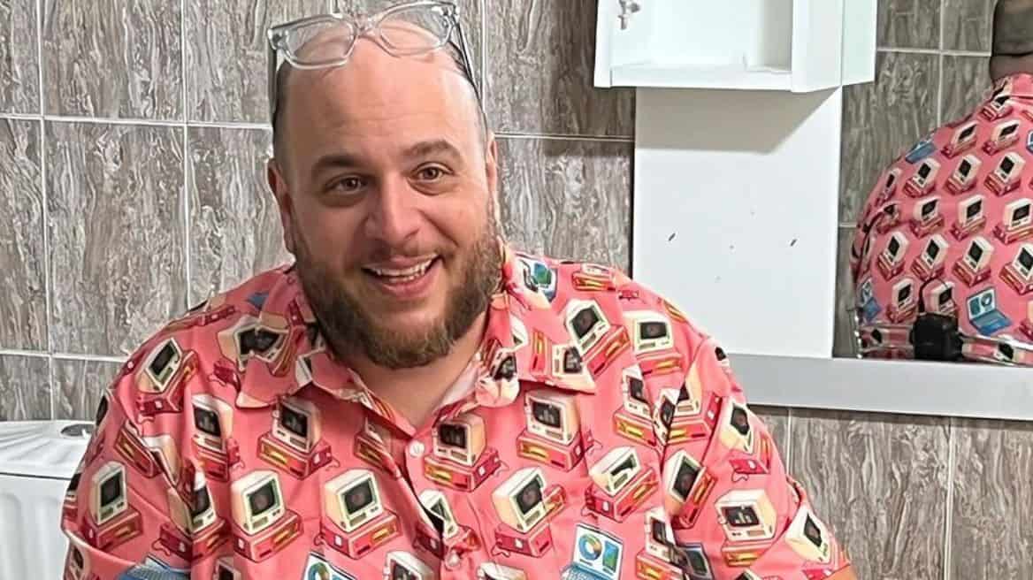 «Στην Αγκαλιά του Φάνη»: Η Late Night Εκπομπή Που Δεν Κοιμάται Ποτέ