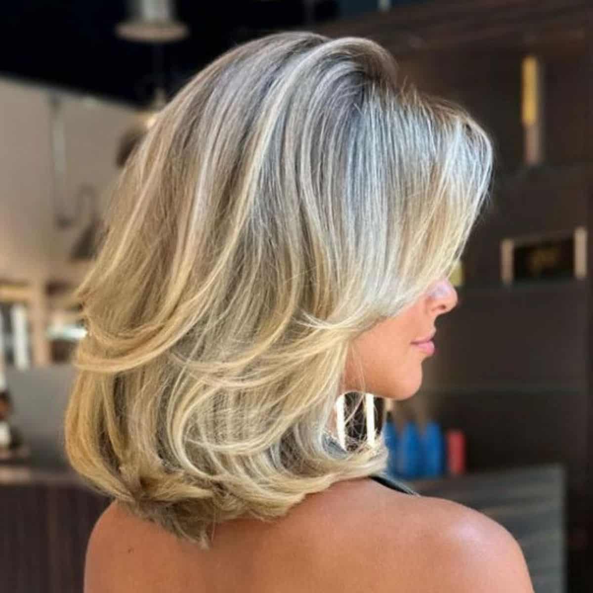 Το Κούρεμα που Ανανεώνει το Πρόσωπο: Το Μυστικό των Στιλάτων Γυναικών άνω των 50