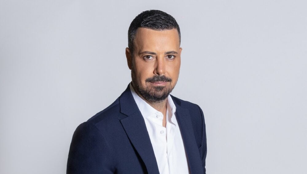 Ο Πέτρος Κουσουλός επιστρέφει στον ΑΝΤ1 – Δείτε το πρώτο τρέιλερ των «Αποκαλύψεων»