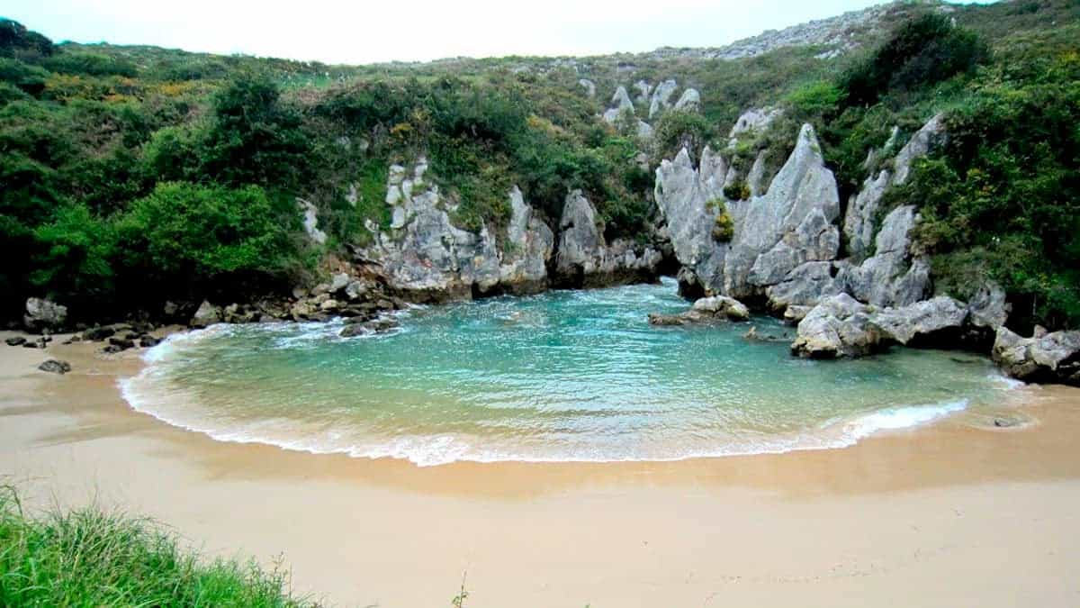 Playa de Gulpiyuri: Η αόρατη παραλία της Ισπανίας που θα σε αφήσει άφωνη