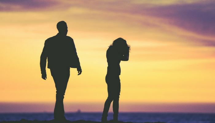 Αν χώρισες, η διαγραφή των φωτογραφιών είναι ένα από τα μυστικά για να τον ξεπεράσεις