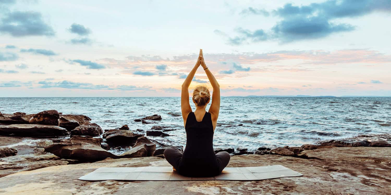 Yoga: Ευτυχία και χαλάρωση με τη στάση του ευτυχισμένου μωρού