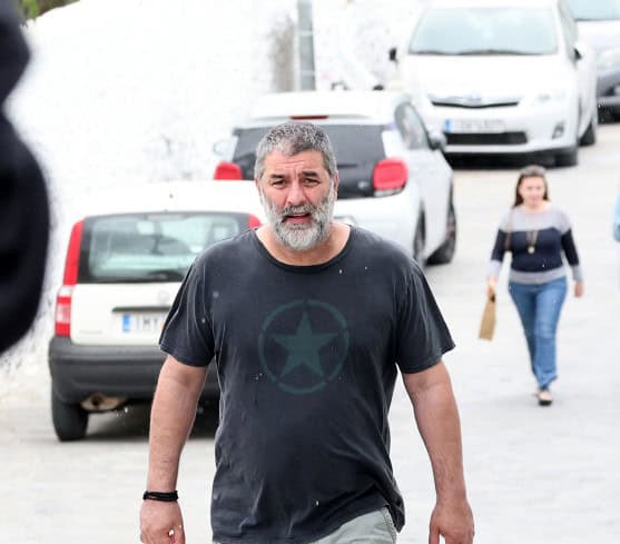 Βασίλης Μπισμπίκης: «Μου έφυγε το τιμόνι και προκάλεσα ζημιά σε παρκαρισμένα αυτοκίνητα» – Η νέα απάντηση του για το περιστατικό