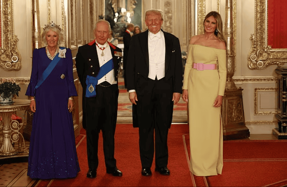 Ζεύγος Τραμπ στην Βρετανία: Το φόρεμα της Μελάνια αφορμή για “πόλεμο” στα social media (Πλούσιο φωτογραφικό υλικό)