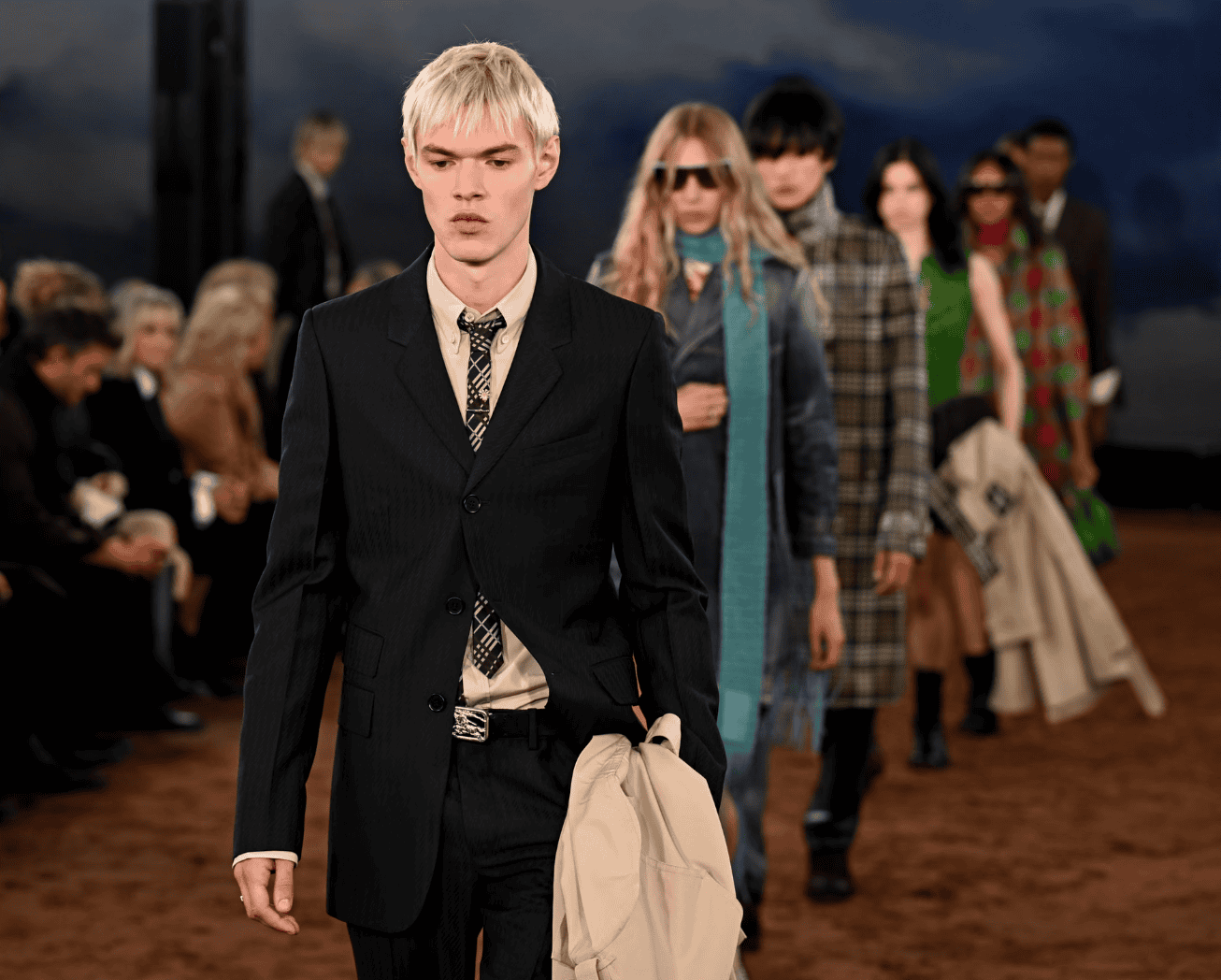 Εβδομάδας Μόδας στο Λονδίνο: Μια νέα αρχή για τον οίκο Burberry μετά τις περικοπές 1.700 θέσεων εργασίας