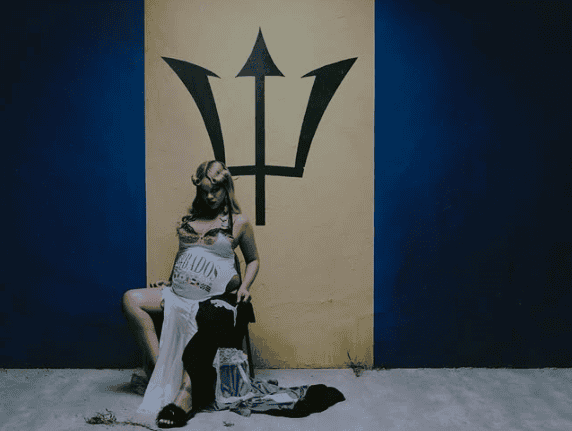 H εγκυμονούσα Rihanna ροκάρει crop top και lingerie, ενώ ποζάρει για τον φωτογράφο Gabriel Moses