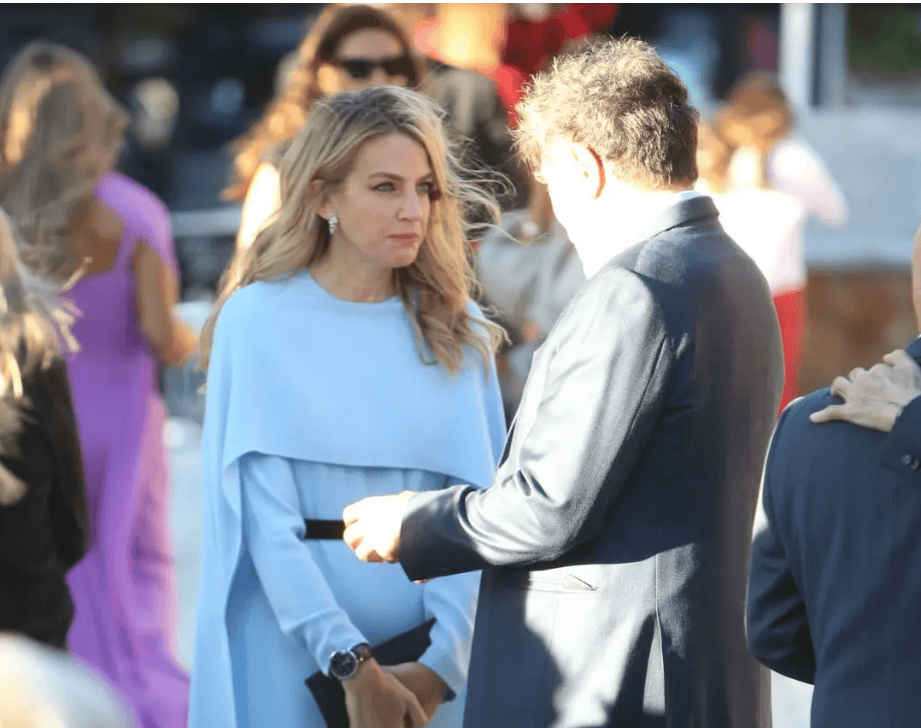 «Χρυσή Βαρδινογιάννη & Νικόλαος Ντε Γκρες: Η λαμπερή εμφάνιση στον γάμο του Παύλου – Η διακριτική παρουσία του Νίνο»