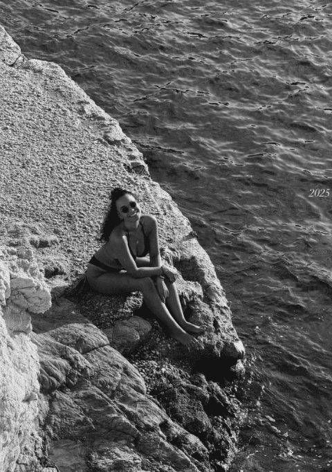 Πηνελόπη Πλάκα: Φθινόπωρο αλλά το καλοκαίρι ζει – Σέξυ και χαλαρή στη Σέριφο