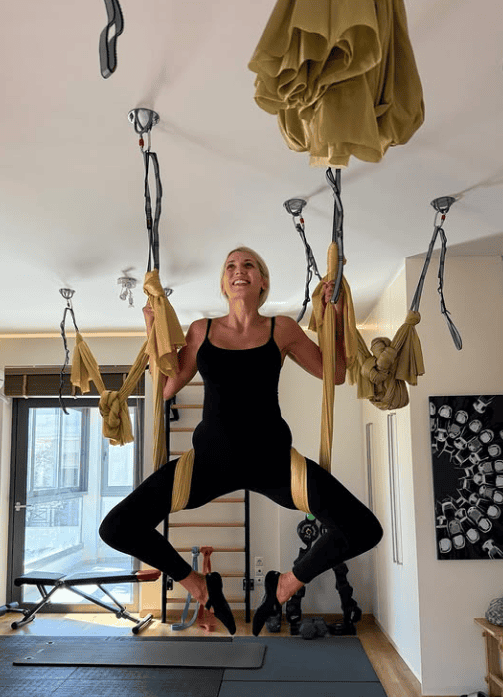 Κωνσταντίνα Σπυροπούλου: Νέες Προκλήσεις με Aerial Yoga και Φόρμα που Εντυπωσιάζει