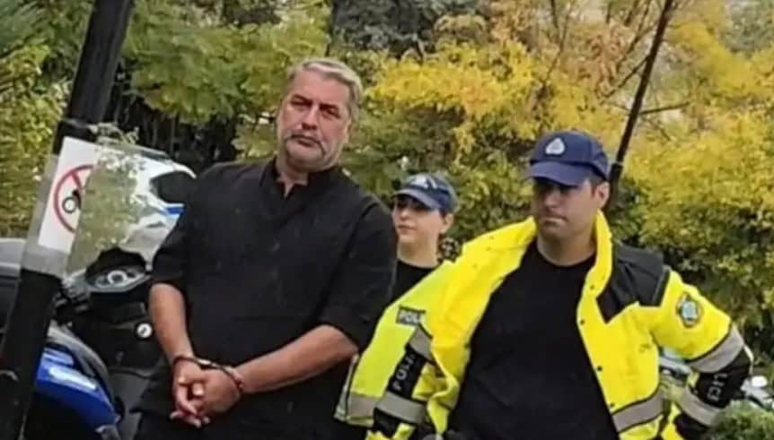 Βασίλης Μπισμπίκης: Με χειροπέδες στην Ευελπίδων! Απολογείται για το τροχαίο στη Φιλοθέη