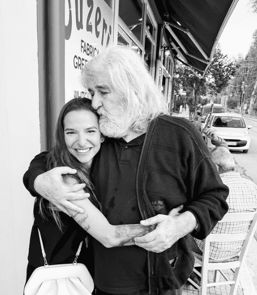 Η Εριέττα Κούρκουλου επιστρέφει στα παλιά μονοπάτια του παππού της – η συγκινητική αγκαλιά που συγκλόνισε