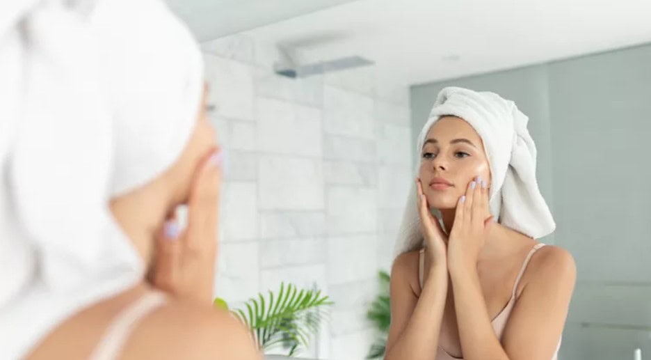 Οι 7 διαχρονικές συνήθειες ομορφιάς που σε κάνουν να δείχνεις νεότερη