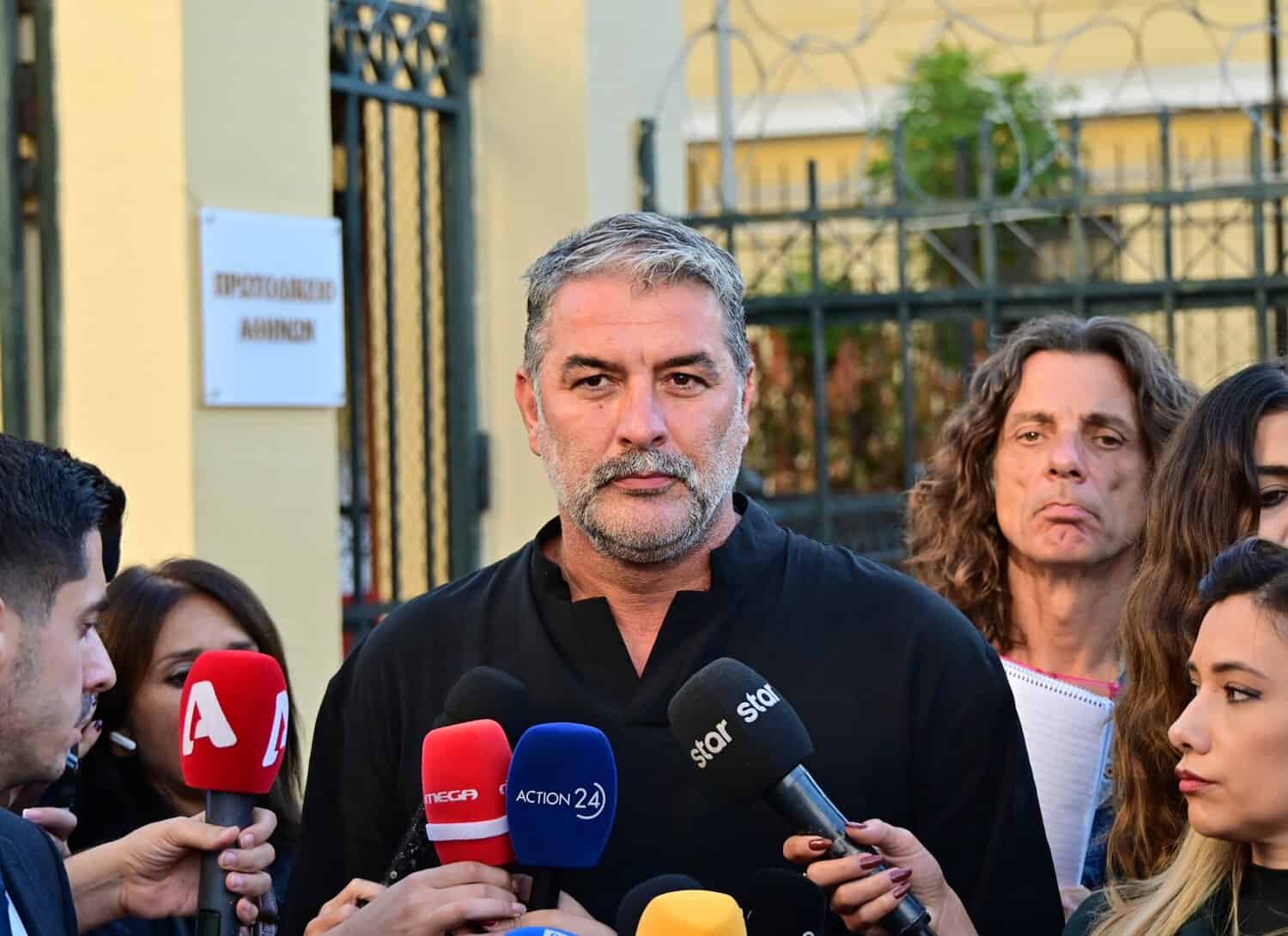 Οι γείτονες της Φιλοθέης  για Μπισμπίκη: «Τα γλυκά είναι μπαγιάτικα, θα τα πούμε στα δικαστήρια»