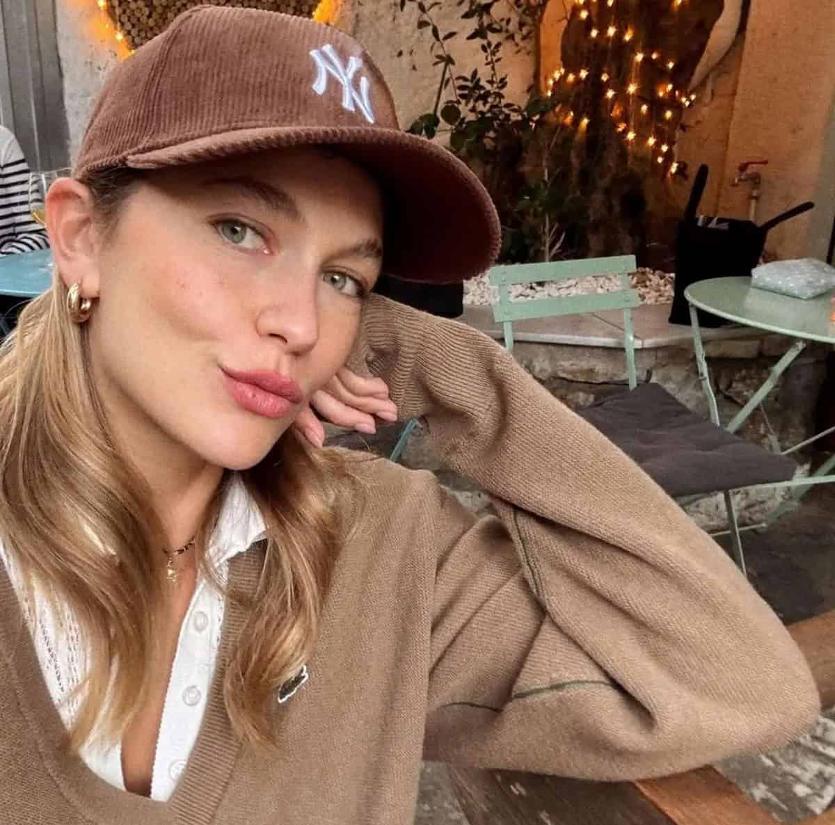 Κλέλια Ανδριολάτου: Η επιτομή του parisian chic στην καρδιά της Πλάκας