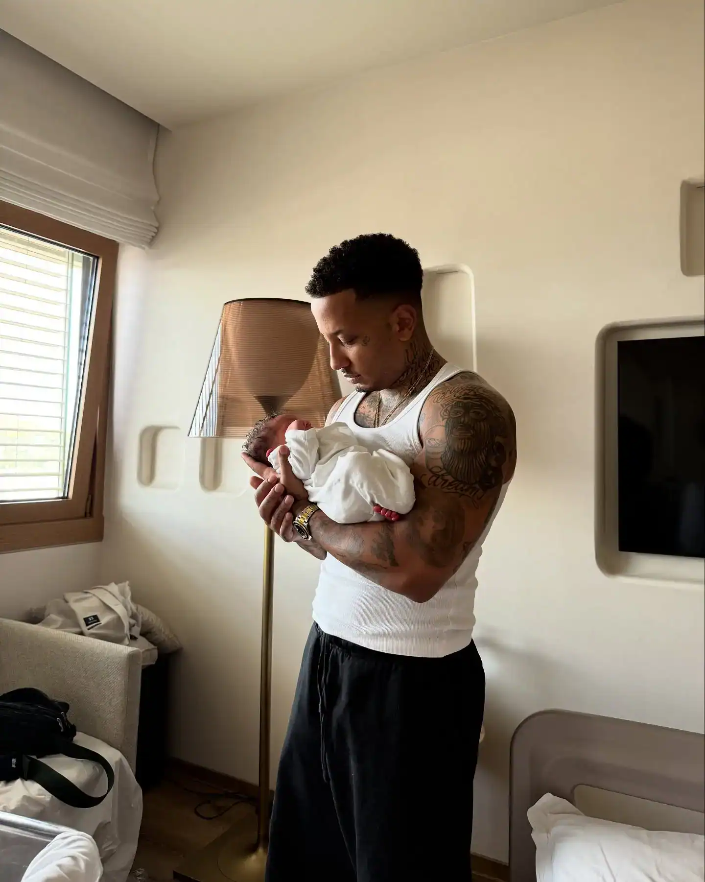 Light: Για πρώτη φορά μπαμπάς ο τράπερ – Φωτό από το μαιευτήριο