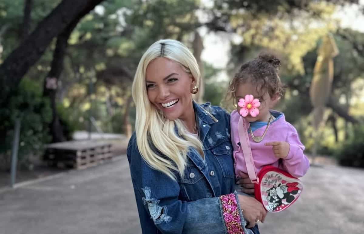 Ιωάννα Μαλέσκου: «Το μοντέλο μου»! – Φωτογραφίζει την κόρη της που ποζάρει με ροζ συνολάκι