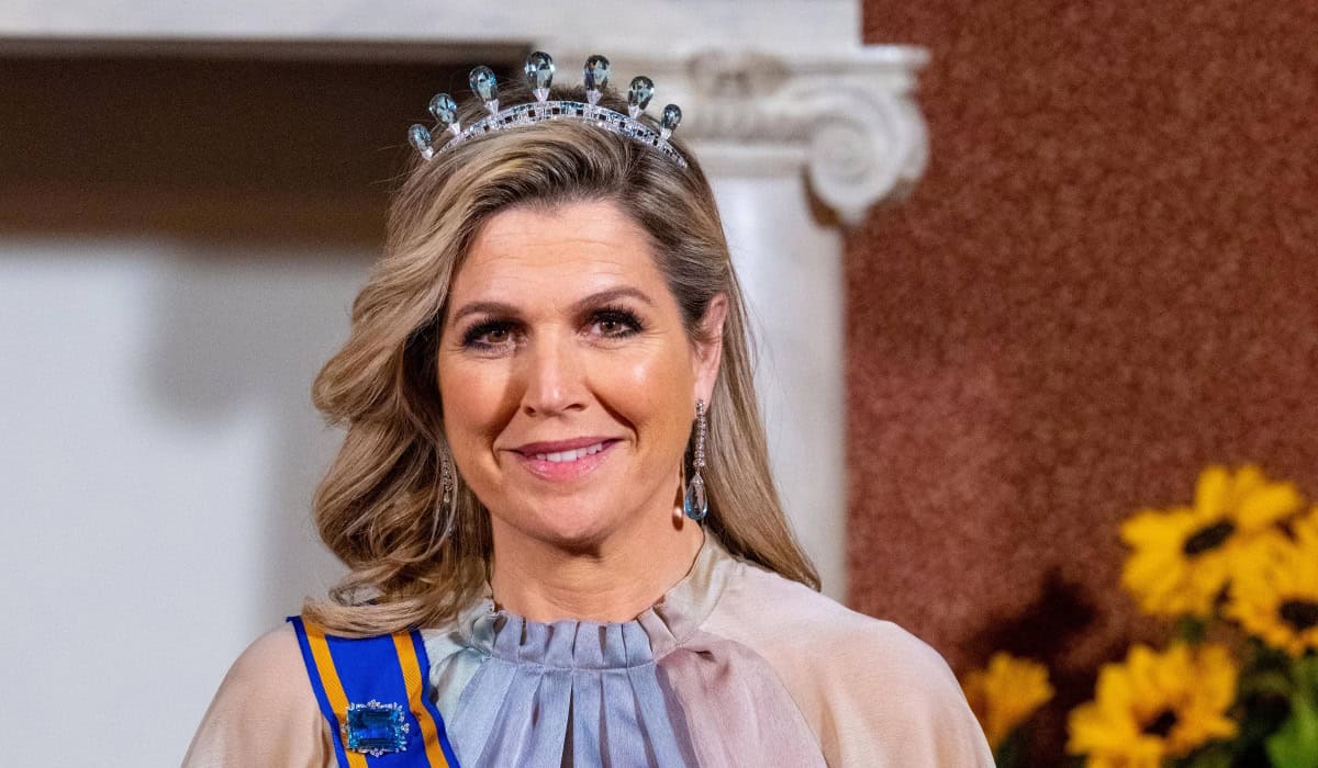 Η βασίλισσα Μαξίμα πιο λαμπερή από ποτέ – Το φτερωτό μπορντό Look έκλεψε τις εντυπώσεις