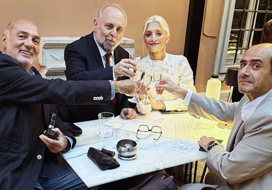 Σωτήρης Χατζάκης & Πολυξένη Μυλωνά: Ο απλός, ρομαντικός και… περιπετειώδης γάμος τους στην Αθήνα