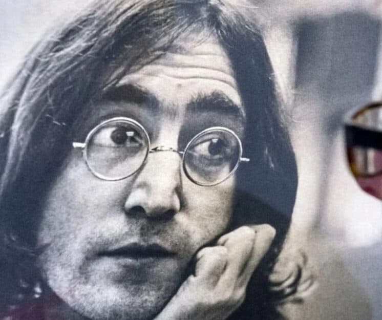 Τζον Λένον: Η διαδρομή του θρύλου των «Beatles» – Ο θάνατος που τον σημάδεψε, η παγκόσμια επιτυχία και το απρόσμενο τέλος