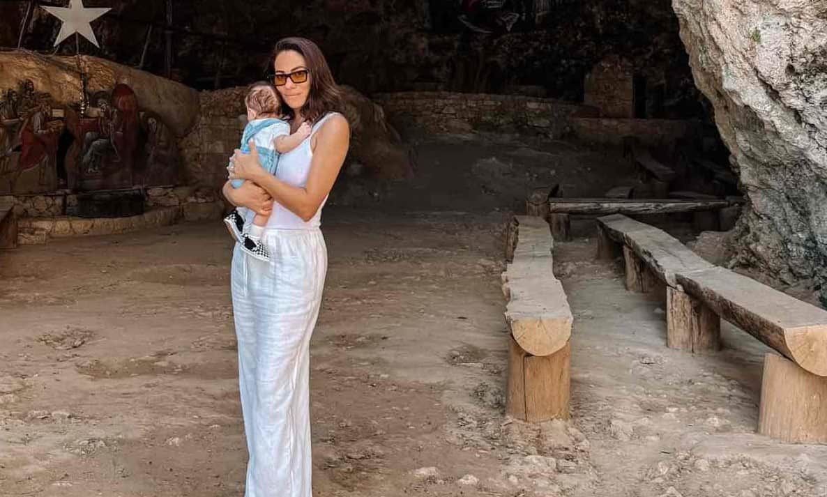Ευρυδίκη Βαλαβάνη: Με τον γιο της στο εκκλησάκι του γάμου της με τον Μόργκαν (ΦΩΤΟ)