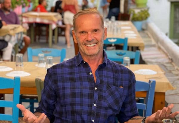 Πέτρος Κωστόπουλος: «Ήθελαν να είναι μόνοι τους στο Δημαρχείο. Χάρηκα γιατί έτσι το ήθελαν. Ανυπομονώ να τη δω με το νυφικό στον θρησκευτικό γάμο»