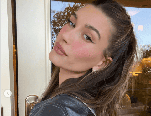 Hailey Bieber: Η skin expert της αποκαλύπτει τα 2 skincare μυστικά που πραγματικά κάνουν τη διαφορά