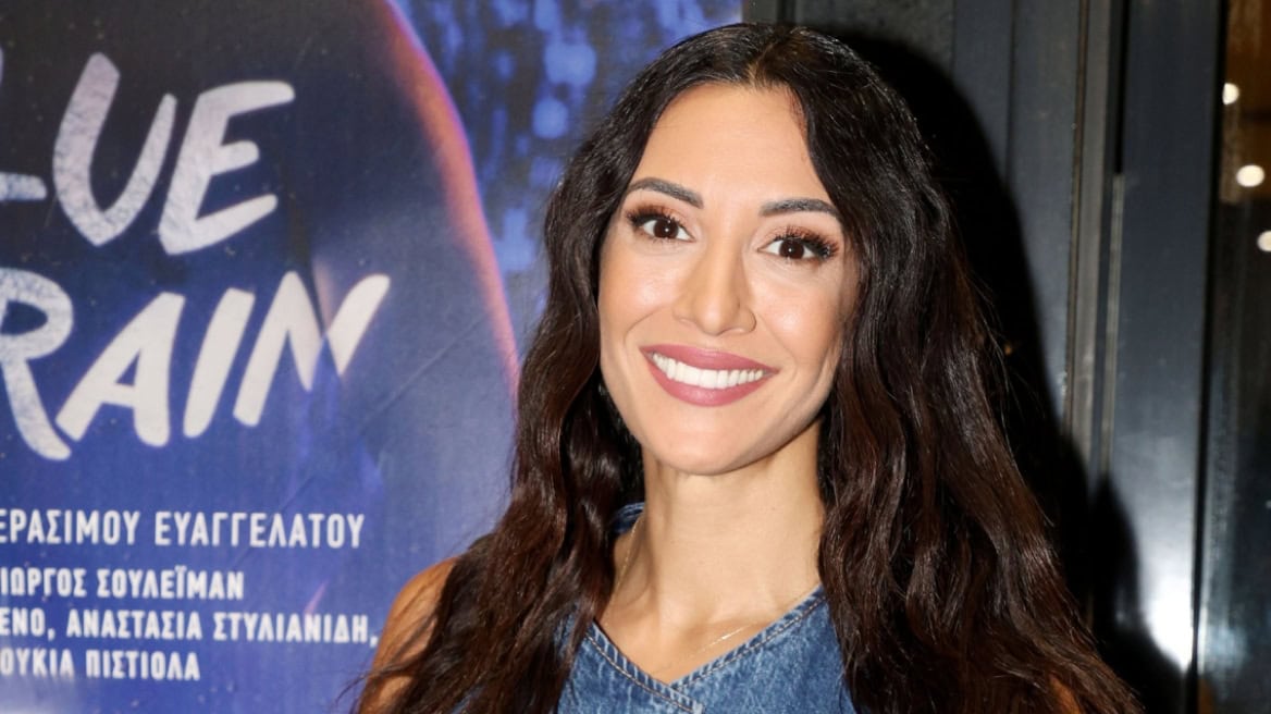 Ευγενία Σαμαρά: Με off-shoulder animal print φόρεμα και slingback γόβες