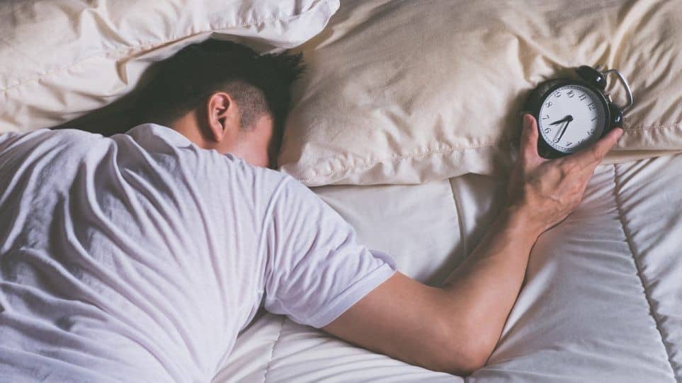 Σταματήστε να πατάτε “snooze”: Τι συμβαίνει στο σώμα σας όταν αναβάλλετε το ξύπνημα