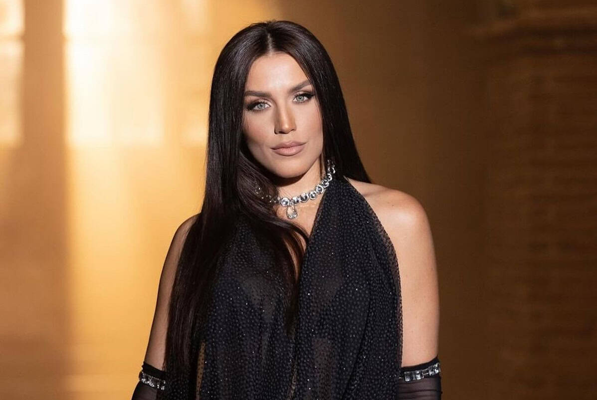 Ιουλία Καλλιμάνη: Στέλνει μήνυμα στους… μερακλήδες με τα γαρύφαλλα