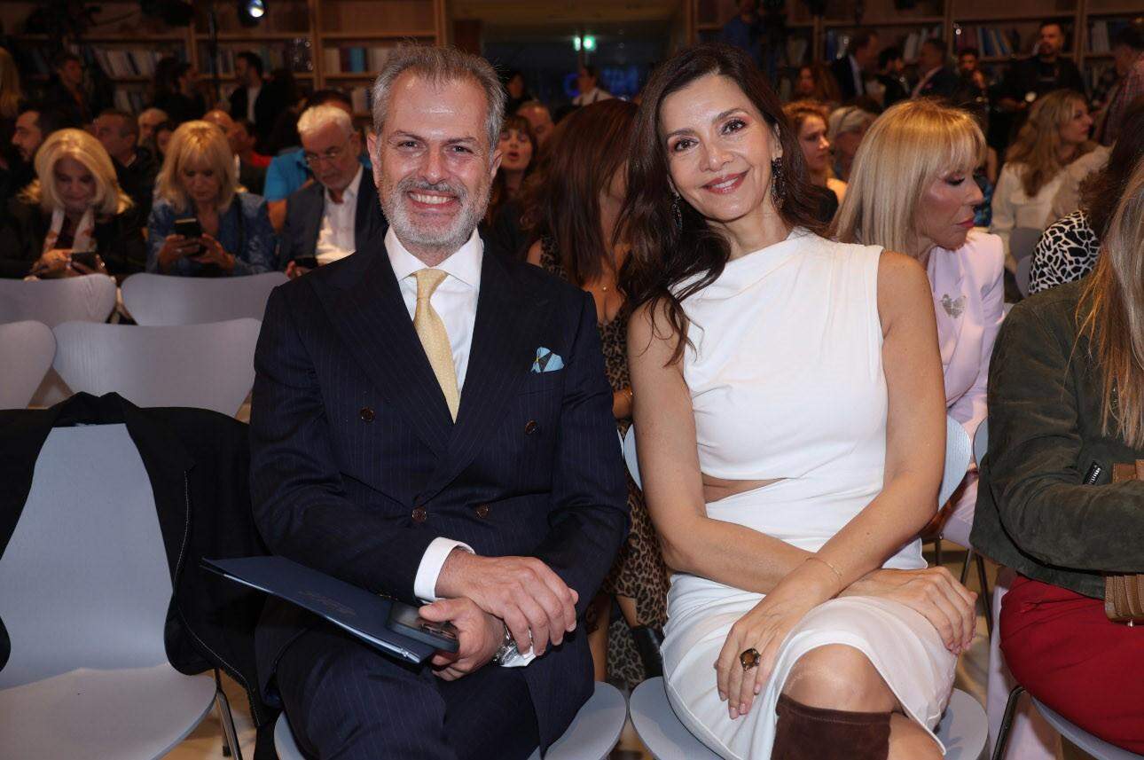 Κατερίνα Λέχου: Το τέλειο φθινοπωρινό look με λευκό φόρεμα και καφέ suede μπότες