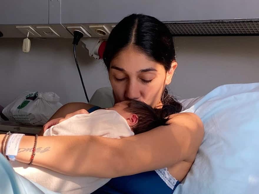 Η Παρασκευή Κερασιώτη κρατά στην αγκαλιά της το πρώτο της παιδί  «Ευγνωμονώ τον Θεό γι’ αυτό το θαύμα»