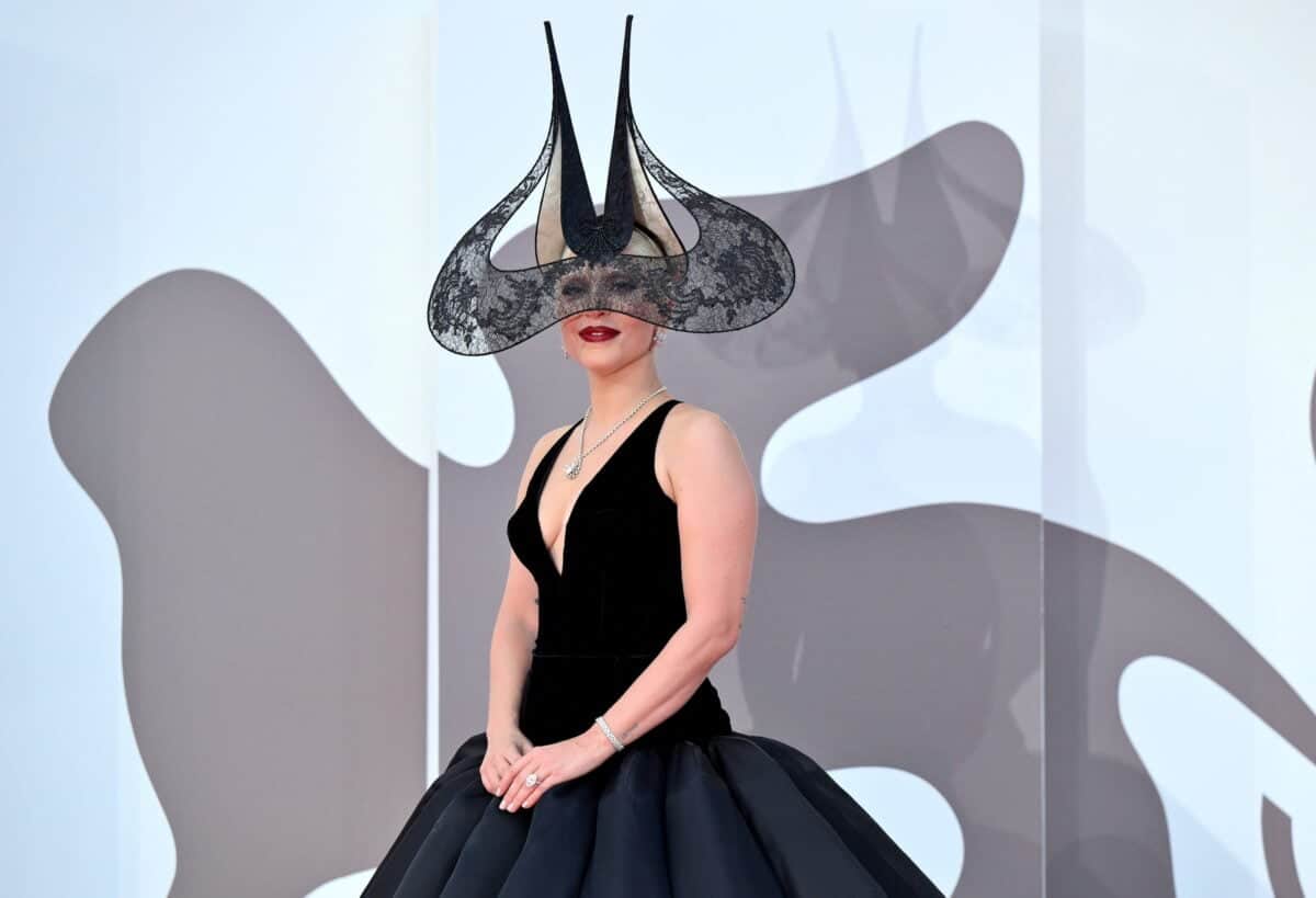Lady Gaga στο Μιλάνο: Το «gothic μπαλέτο» outfit που έκλεψε τις εντυπώσεις με Louboutin γόβες