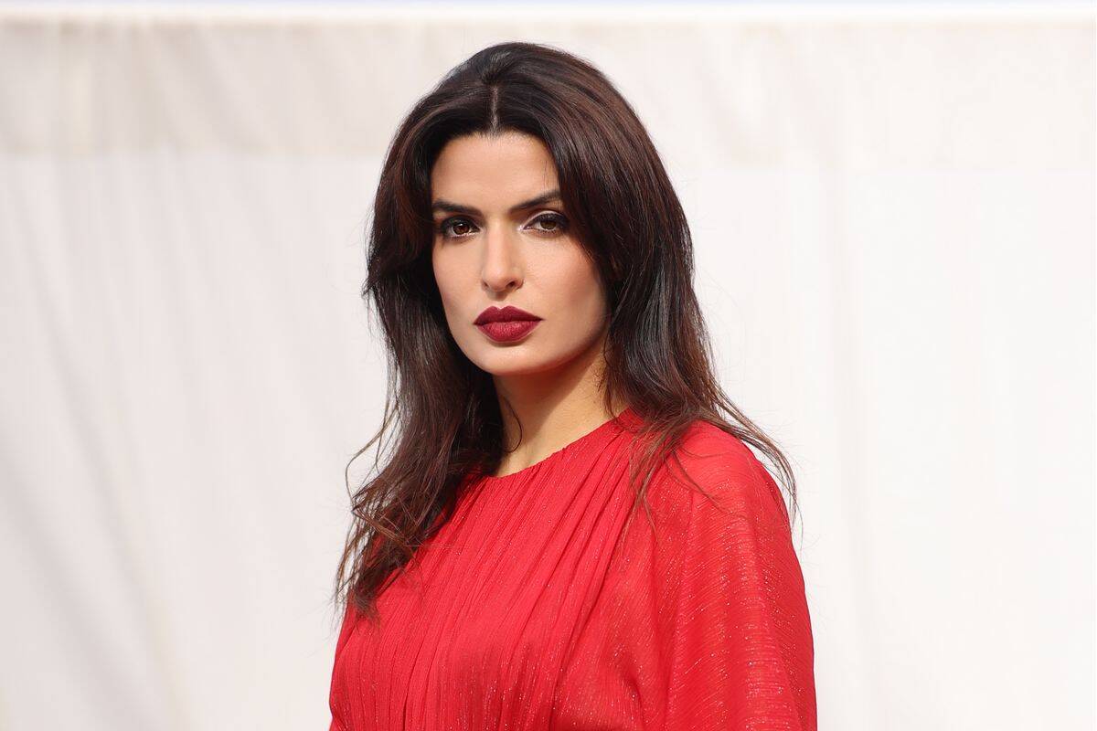 Η Τόνια Σωτηροπούλου επαναφέρει τη φούστα-θρύλο των ’60s με τον πιο chic τρόπο