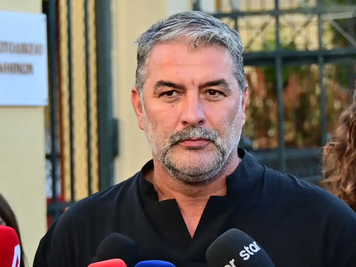 Βασίλης Μπισμπίκης – Απαντά σε όσους τον επέκριναν που βρέθηκε στο Σύνταγμα: «Τώρα με κάλεσαν να έρθω»