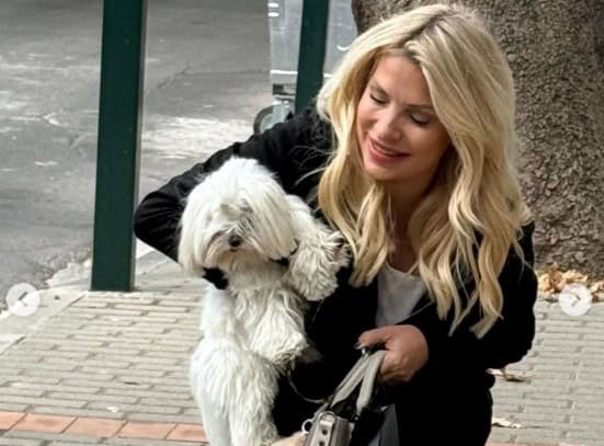 Ελένη Μενεγάκη: Βόλτα στην Κηφισιά με το σκυλάκι της, «Ο μήνας των γενεθλίων μου μόλις ξεκίνησε»