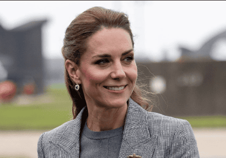 Κάθε εμφάνιση της Kate Middleton γίνεται viral – Αυτή τη φορά με κοστούμι που μαγνήτισε τα βλέμματα
