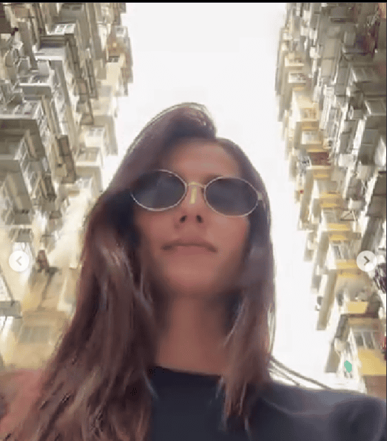 Ηλιάνα Παπαγεωργίου στο Χονγκ-Κονγκ: Ποζάρει στο εμβληματικό «Monster Building» και κλέβει τις εντυπώσεις