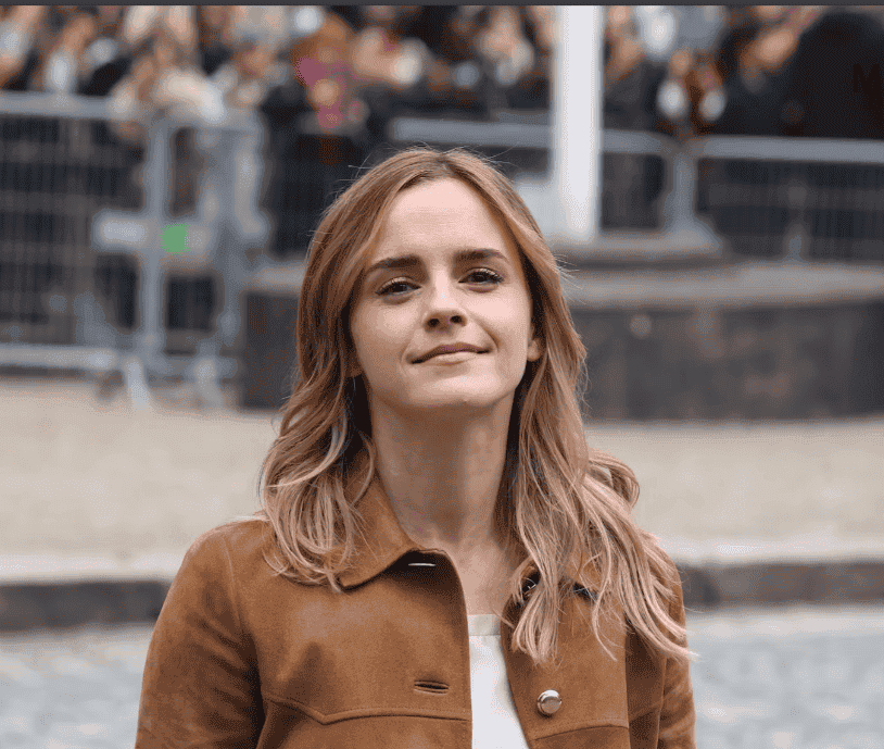 Η Emma Watson φέρνει πίσω το mini: το απόλυτο comeback της μόδας στο Παρίσι!