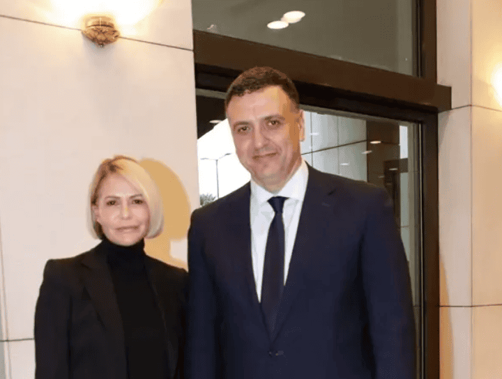 Τζένη Μπαλατσινού: Η διαχρονική κομψότητα του μαύρου κοστουμιού μέσα από ένα minimal chic look