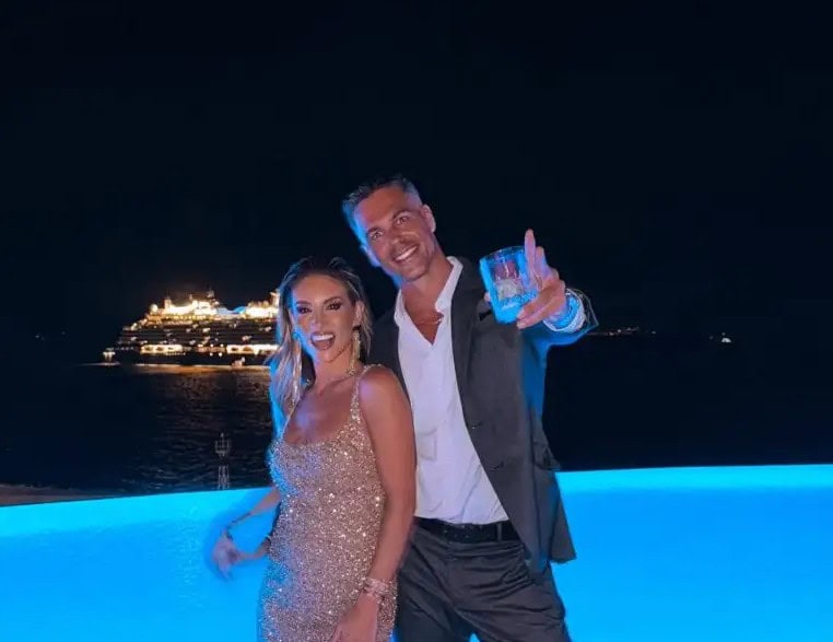 Αθηνά Οικονομάκου: Το χρυσό φόρεμα με τα στρας και οι έξαλλοι χοροί με τον Τσερέλα στη Μύκονο