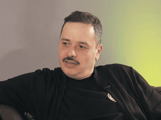 Αλέξανδρος Τσουβέλας: «Καμία δεν με ήθελε, ήμουν ο τύπος που μύριζε ουίσκι, ο χοντρούλης που λέει αστεία»