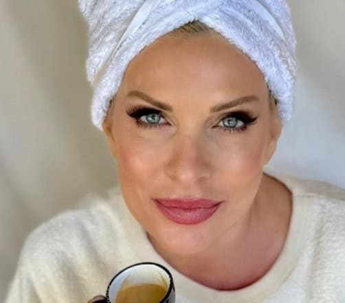 Ελένη Μενεγάκη: Πρωινός καφές… όπως παλιά! Οι φωτογραφίες με την πετσέτα στο κεφάλι