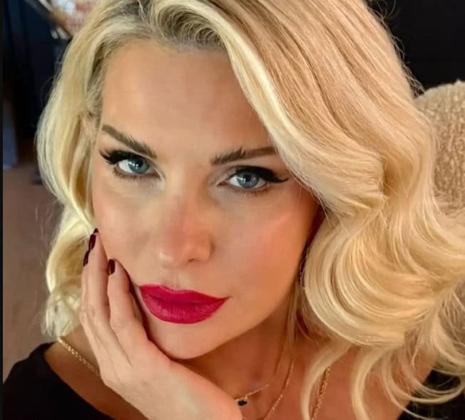 Ελένη Μενεγάκη: Σπάει την οθόνη με την ομορφιά της-Οι τελευταίες φωτογραφίες με κατακόκκινο κραγιόν