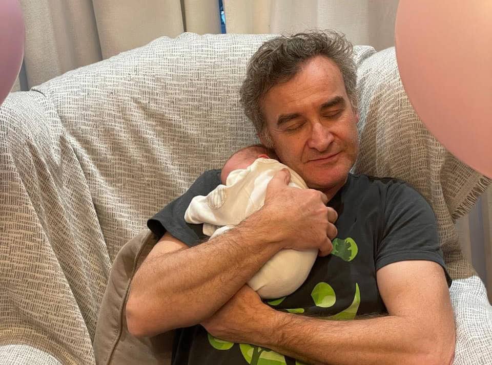 Συγκινεί ο Νίκος Ορφανός για την πρόωρη γέννηση της κόρης του: “Γυρίσαμε από το μαιευτήριο με άδεια χέρια…”