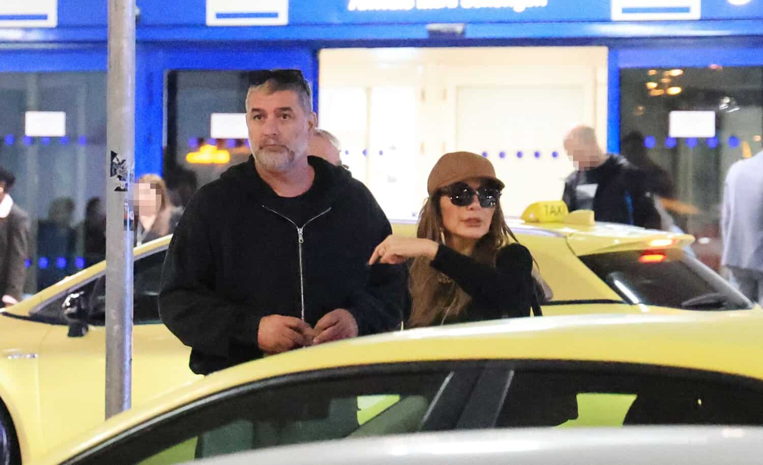 Βανδή-Μπισμπίκης: Το κυνηγητό με τις κάμερες. Καρέ-καρέ η άφιξή τους στο αεροδρόμιο