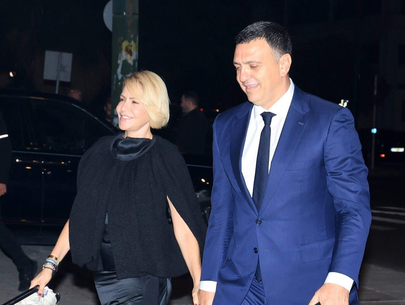 Τζένη Μπαλατσινού: Οι γόβες που έγιναν θέμα συζήτησης και η εκλεπτυσμένη εμφάνιση στο πλευρό του Κικίλια